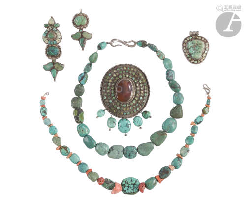 TIBET - XXe siècle Ensemble comprenant deux colliers en turquoise et corail rouge, un médaillon en