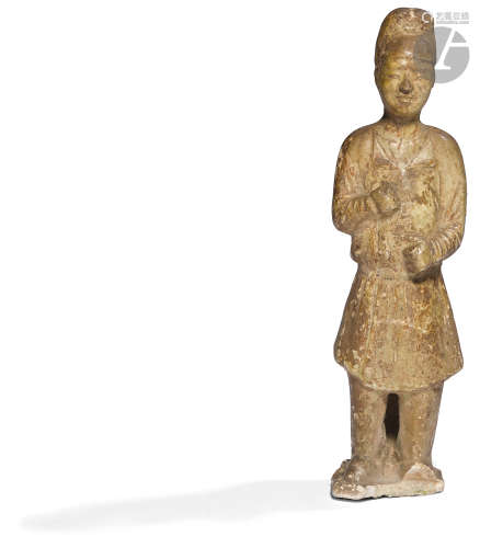 CHINE - Époque SUI (581 - 618) Statuette en terre cuite d'homme debout. (Accidents et manques). H.