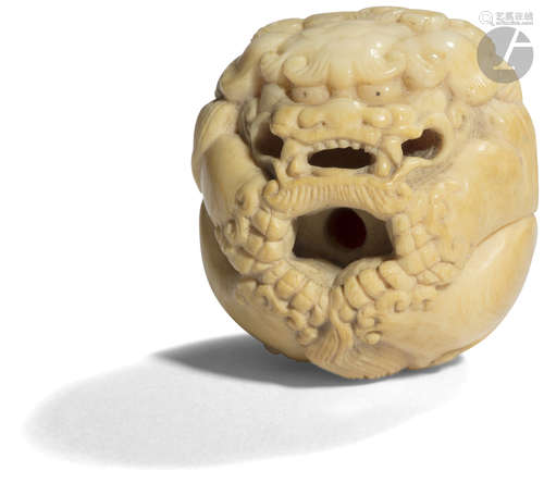 JAPON - XIXe siècle Netsuke en ivoire sculpté en forme de chimère lovée. H. 3 cm