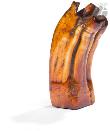 CHINE - XIXe siècle Petit cachet en corne de cerf à patine brune, le dessous incisé des quatre