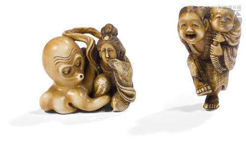 JAPON - époque MEIJI (1868 - 1912) Deux netsuke en ivoire, femme marchant un enfant sur son dos,