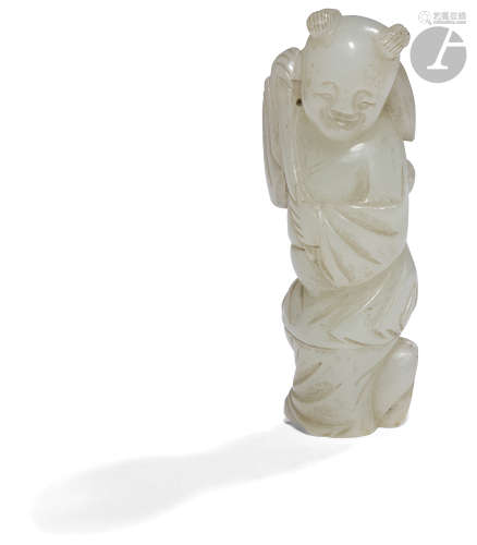 CHINE - Vers 1900 Petite statuette en néphrite d'un enfant debout tenant des ruyi. H. 6,2 cm