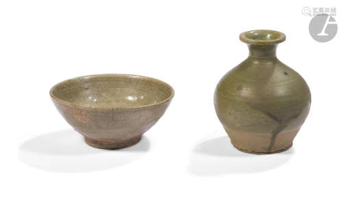 CHINE - Époque SONG (960 - 1279) Ensemble comprenant un petit bol et un petit vase en grès émaillé