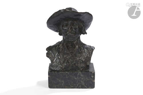 DOMENICO MASTROIANNI (1876-1962) Homme au chapeau Portrait sculpté. Épreuve en bronze à patine