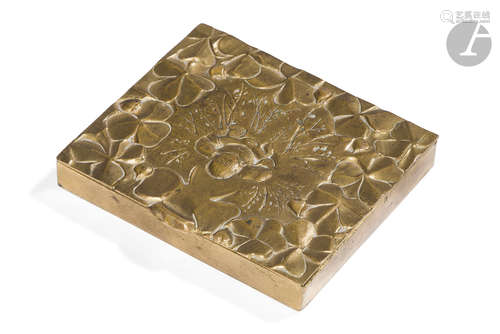 LINE VAUTRIN (1913-1997) Le chercheur de trèfles Coffret. Épreuve en bronze et en laiton dorés.