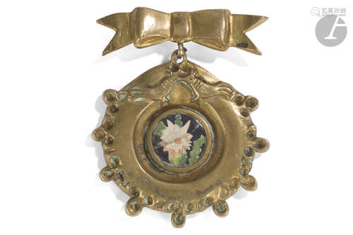 LINE VAUTRIN (1913-1997) Nœud, oiseaux et dahlia Broche à pendeloque. Épreuve en bronze doré, le