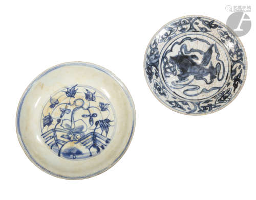 CHINE - Fin Époque MING (1368 - 1644) Ensemble comprenant trois assiettes en porcelaine bleu