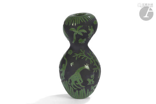 MARIE DUCATÉ (NÉE EN 1957) Afrique Vase coloquinte. Épreuve en verre multicouche, le décor dégagé