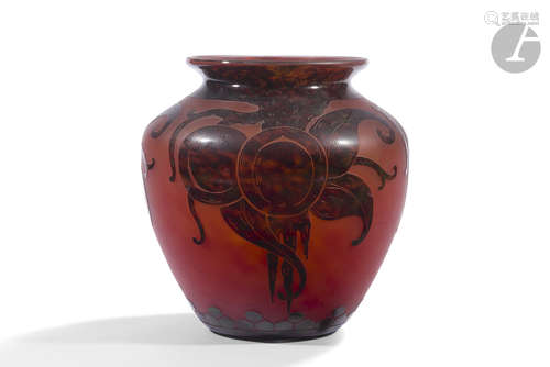 LE VERRE FRANÇAIS Prunes, le modèle créé vers [1919-21] Important vase balustre à col évasé. Épreuve