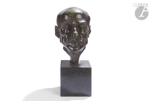 HENRI DELCAMBRE (1911-2003) Le galeriste Marcel Guiot Portrait sculpté. Épreuve en bronze à patine