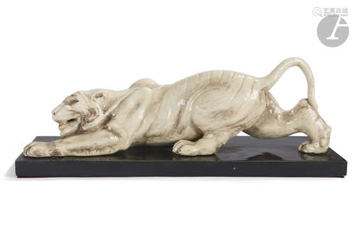 TRAVAIL DES ANNÉES 1950 Tigre blanc Sculpture. Épreuve en céramique émaillée blanc cassé ; les