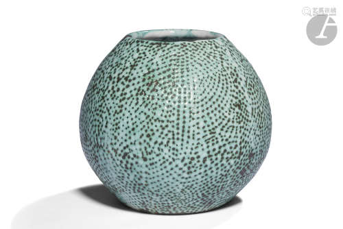 PRIMAVERA (ATELIERS D'ART DU PRINTEMPS) Vase piriforme. Épreuve en céramique émaillée vert crispé