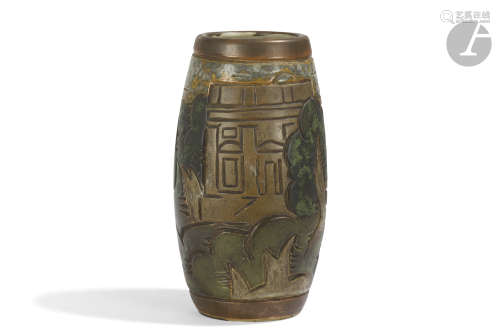 GRÈS MOUGIN NANCY & GOOR (XXe) CONCEPTION DU DÉCOR Paysage cubiste Vase obus. Épreuve en grès