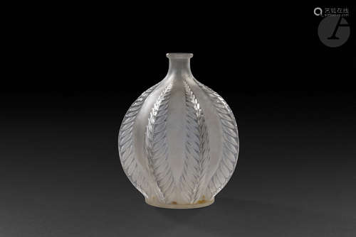 RENÉ LALIQUE (1886-1945) Malines dit aussi Feuilles pointues, le modèle créé le [27 août 1924] Vase.