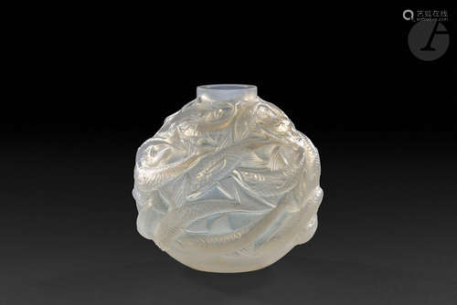 RENÉ LALIQUE (1860-1945) Oléron, modèle créé le [5 décembre 1927] Vase. Épreuve en verre