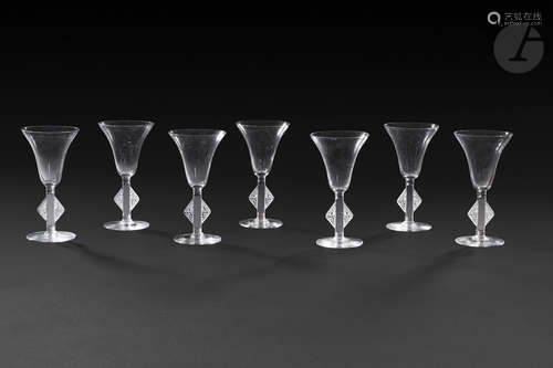 RENÉ LALIQUE (1860-1945) Saverne, modèle créé en [1924] Suite de 7 verres à Madère. Épreuves en