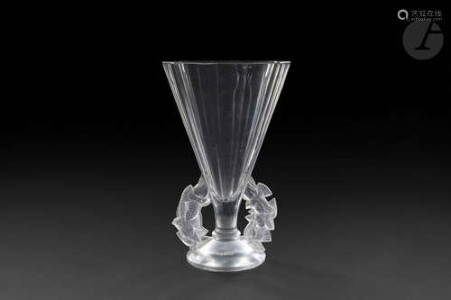 RENÉ LALIQUE (1860-1945) Roitelets, modèle créé le [29 avril 1931] Vase. Épreuve en cristal moulé-