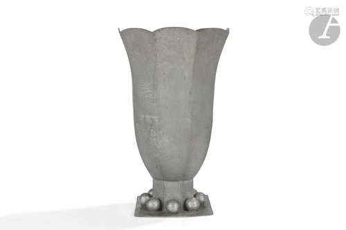 JEAN DESPRÉS (1889-1980) Tulipe et sphères, pour M. Gaston Gaudaire, 1947 Haut vase cornet à