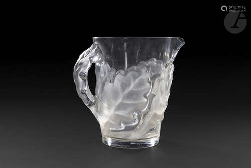 MAISON LALIQUE D'APRÈS UN MODÈLE DE MARC LALIQUE (1900-1977) Chêne, le modèle créé en [1950] Broc