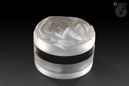 MAISON LALIQUE Daphné Boîte à poudre. Épreuve en cristal satiné et métal argenté. Signée LALIQUE