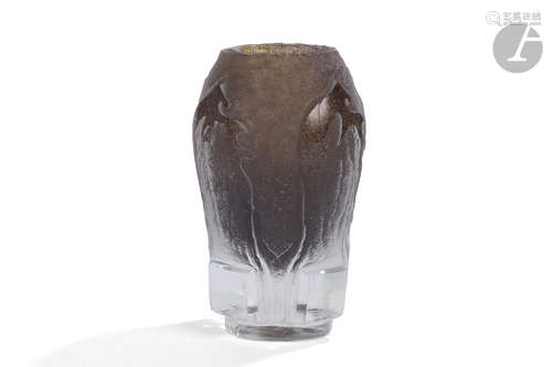 RENÉ DENIEL (NÉ EN 1947) Vase balustre. Épreuve en verre à inclusions brunes, la surface traitée à