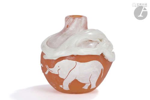 RENÉ DENIEL (NÉ EN 1947) Éléphants Vase couvert de forme boule. Épreuve en verre multicouche, le