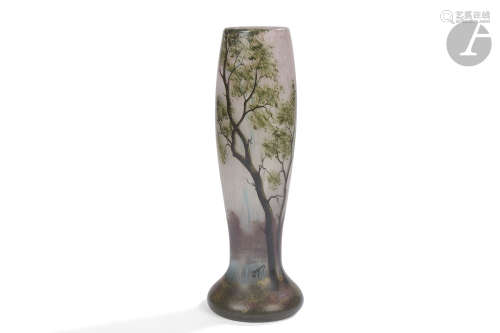 LEGRAS Paysage lacustre arboré Vase obus à base renflée. Épreuve en verre marmoréen rose pâle et