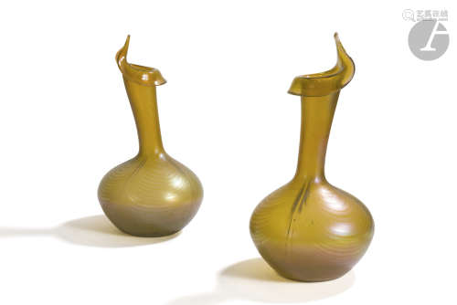 DANS LE GOÛT DE LOETZ (JOHANN LOETZ WITWE, DIT) GLASFABRIK Rare paire de vases ; les panses