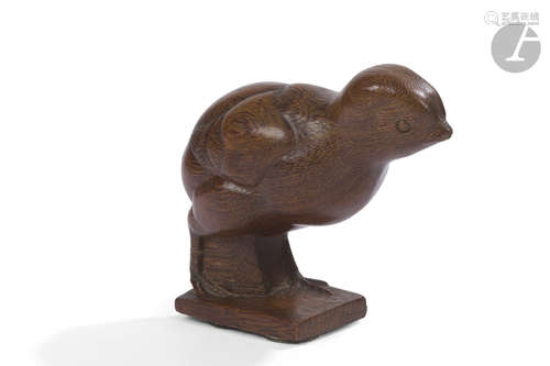 ÉMILE-JUST BACHELET (1892-1981) Poussin Sculpture. Épreuve en bois sculpté à la taille directe.