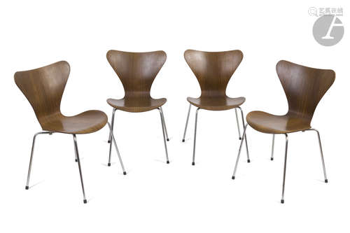 ARNE JACOBSEN (1902-1971) DESIGNER & FRITZ HANSEN ÉDITEUR Modèle 3107 de la Série 7, modèle créé