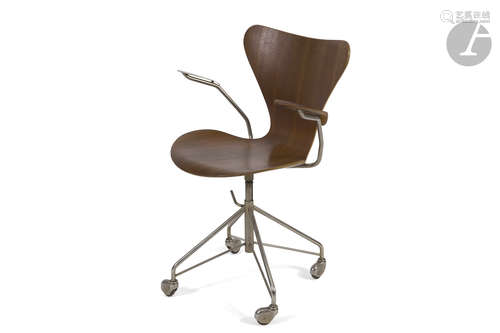 ARNE JACOBSEN (1902-1971) DESIGNER & FRITZ HANSEN ÉDITEUR Modèle 3217 de la Série 7, modèle créé