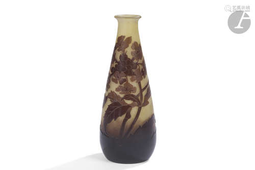 ÉTABLISSEMENTS GALLÉ (1904-1936) Arabettes des Alpes Vase obus fuselé à col annulaire. Épreuve en