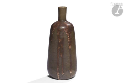 THÉO PERROT (1856-1942) Vase bouteille. Épreuve en grès émaillé brun, à décor de coulures brun-rouge