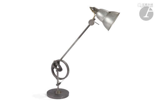 TRAVAIL MODERNISTE Rare lampe réglable en inclinaison, orientation et longueur. Base, formant leste,