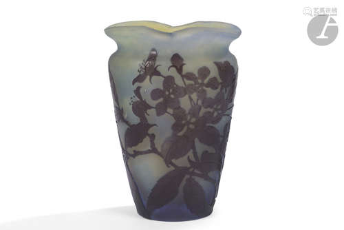 ÉTABLISSEMENTS GALLÉ (1904-1936) Cerisier en fleurs Vase cornet méplat à ouverture mouvementée.