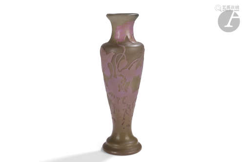 ÉTABLISSEMENTS GALLÉ (1904-1936) Pavots roses Vase balustre à col évasé. Épreuve en verre