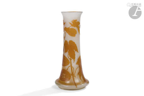 ÉTABLISSEMENTS GALLÉ (1904-1936) Abutilons Vase tronconique sur talon débordant. Épreuve en verre