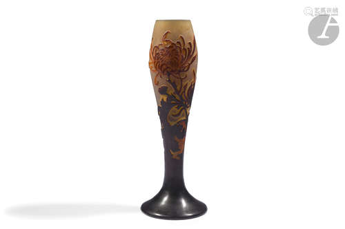 ÉTABLISSEMENTS GALLÉ (1904-1936) Chrysanthèmes du Japon Vase balustre fuselé sur large pied