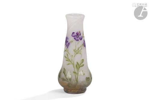 DAUM NANCY Fleurs violettes Vase piriforme ; la base renflée sur petit talon. Épreuve en verre au