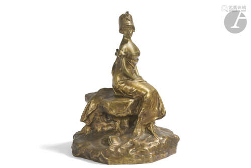 GEORGES VAN DER STRAETEN (1856-1928) Élégante assise sur un rocher, les mains jointes Sculpture.