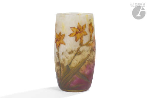 DAUM NANCY Crocosmias Vase gobelet. Épreuve en verre multicouche, le décor dégagé à l'acide