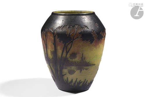 DAUM NANCY Paysage lacustre arboré Vase balustre à large ouverture. Épreuve en verre multicouche, le