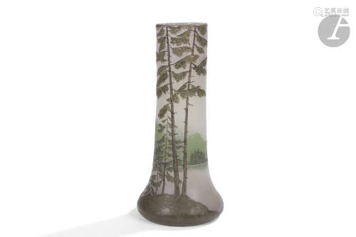 LEGRAS Paysage de montagne aux mélèzes Vase oignon à long col cylindrique. Épreuve en verre, le
