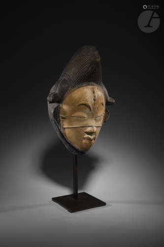 Un masque de type mukuyi-mukuji aux scarifications en reliefs et une coiffe classique à coque