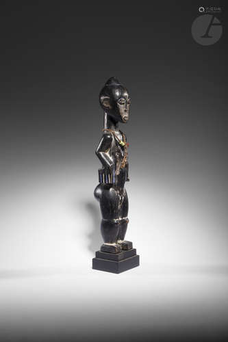 Une statuette classique alliant des formes courbes et géométriques, et témoignant de nombreux