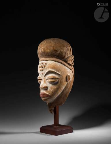 Un ancien masque de type mukuyi-mukuji à la coiffure à coque et au front scarifié en relief,