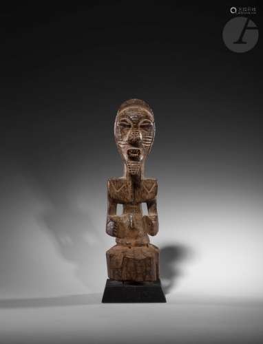 Une statuette nkishi en buste au visage orné de stries gravées.Songye, République Démocratique du