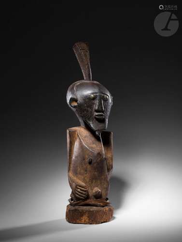 Une ancienne statuette nkishi d'un type rare, la tête classique au front concave et au visage