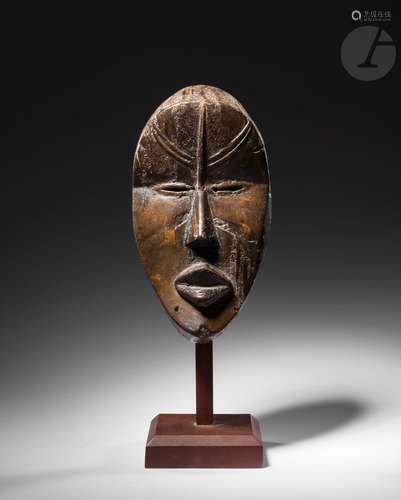 Un ancien et beau masque du Poro orné de scarifications.Dan, Côte d'Ivoire ou LibériaBois,