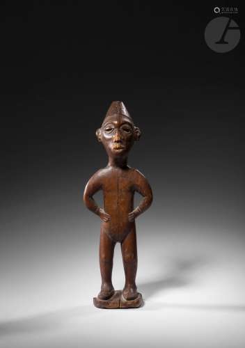 Une belle et ancienne statuette Nkisi se tenant debout les mains sur les hanches et portant des